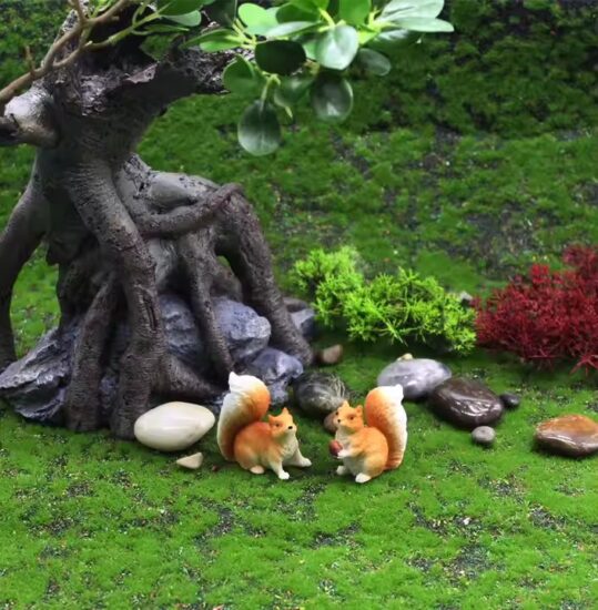 Cute Squirrel Resin Figurine for Garden Decoration